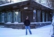 Андрей Земсков на фоне 
дома